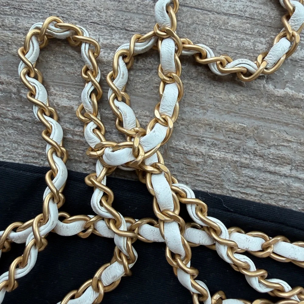 CHANEL Quilted White Shoulder Bag with Gold Hardware - Picture 6 of 16